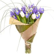 Білі тюльпани і іриси в букеті