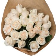 Букет кремових троянд в папері