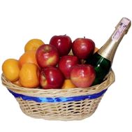 Кошик з фруктами і шампанським