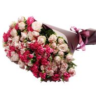 Гарний букет кущових троянд