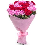 Червоні і рожеві троянди в букеті