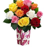 Невеликий букет із різних троянд