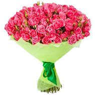 Рожеві кущові троянди в букеті