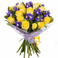 Жовті троянди та іриси в букеті