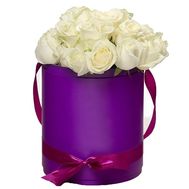 25 white roses in a hat box