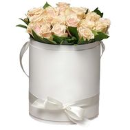 Bouquet of cream roses in a box