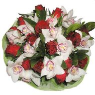 Букет із 14 троянд і 11 орхідей