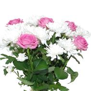 Букет із 5 троянд і 2 хризантем