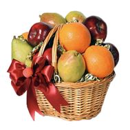 Кошик з яблуками, грушами, апельсинами