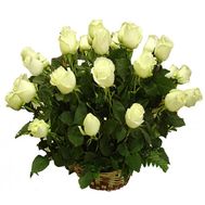Кошик з 21 білої троянди