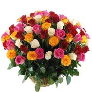 Кошик з 101 різнобарвною троянди