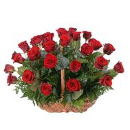 Кошик з 25 червоних троянд