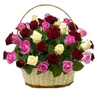Кошик з 35 різнокольорових троянд