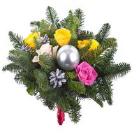 Букет із 5 троянд і ялиці