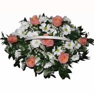 Корзина из 7 роз и 6 хризантем