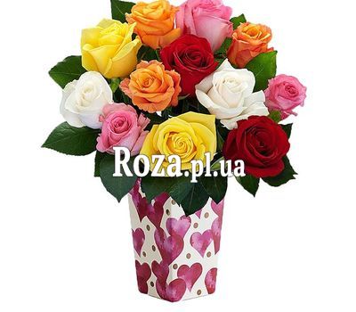 Невеликий букет із різних троянд