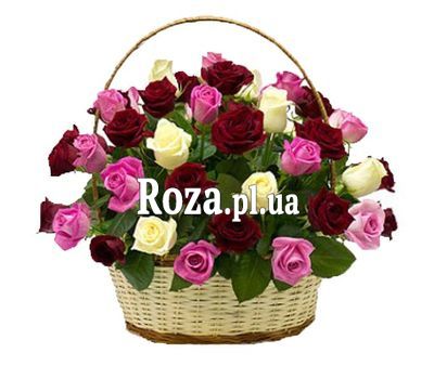 Кошик з 35 різнокольорових троянд Кошик з 35 різнокольорових троянд
