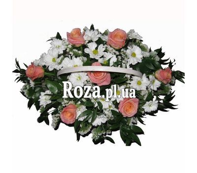 Корзина из 7 роз и 6 хризантем Корзина из 7 роз и 6 хризантем